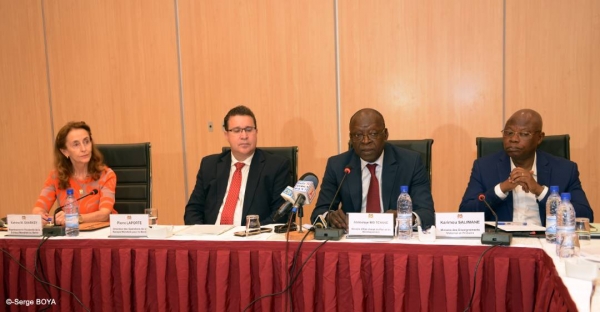 Le ministre d’Etat en charge du Plan et du Développement, Abdoulaye Bio Tchané et le directeur des Opérations de la Banque mondiale pour le Bénin, Pierre Laporte / Photo : ortb.bj