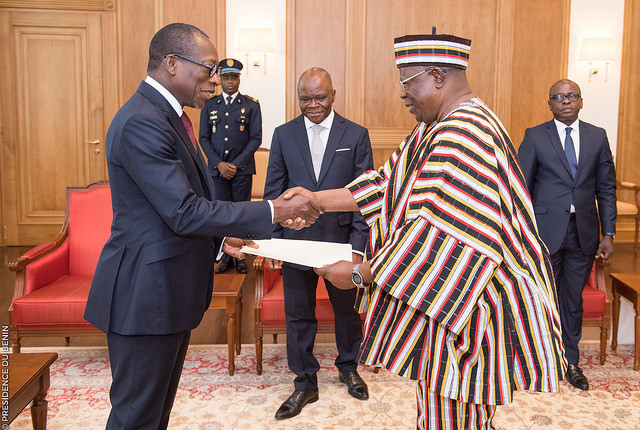 Remise de lettres de créance de Son Excellence Monsieur Alowe Leo KABAH, Ambassadeur de la République du Ghana près le Bénin au Président de la République, Son Excellence Monsieur Patrice Talon ce jeudi 03 mai 2018 au Palais de la Marina | Photo : © Présidence de la République du Bénin