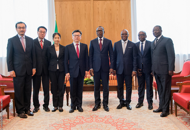 Photo de famille suite à la remise de lettres de créance de Son Excellence Monsieur Jingtao PENG, Ambassadeur de la République Populaire de Chine près le Bénin au Président de la République, Son Excellence Monsieur Patrice Talon ce jeudi 03 mai 2018 au Palais de la Marina. | Photo : © Présidence de la République du Bénin