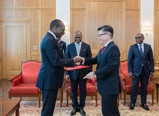 Remise de lettres de créance de Son Excellence Monsieur Jingtao PENG, Ambassadeur de la République Populaire de Chine près le Bénin au Président de la République, Son Excellence Monsieur Patrice Talon ce jeudi 03 mai 2018 au Palais de la Marina. | Photo : © Présidence de la République du Bénin